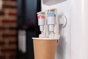 Скільки води потрібно для заходу: розрахунок на 10, 30, 50 та 100 осіб