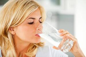Чи корисно пити воду натщесерце вранці?