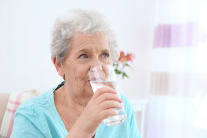 Скільки води потрібно пити людям похилого віку?