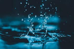У чому відмінність артезіанських вод від мінеральних?