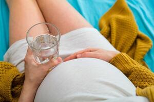 Сколько пить жидкости во время беременности?