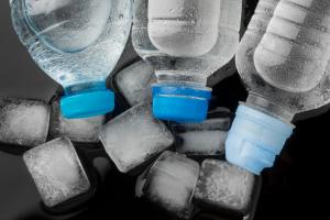 Чи можна заморожувати бутильовану воду