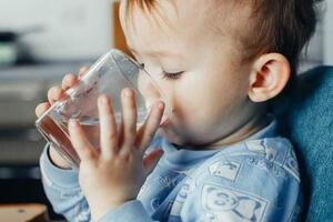 Ефективні поради, як привчити дитину пити воду