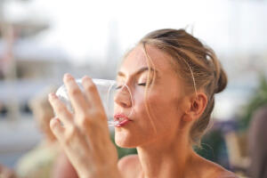 Скільки потрібно вживати води для нормальної роботи нирок?